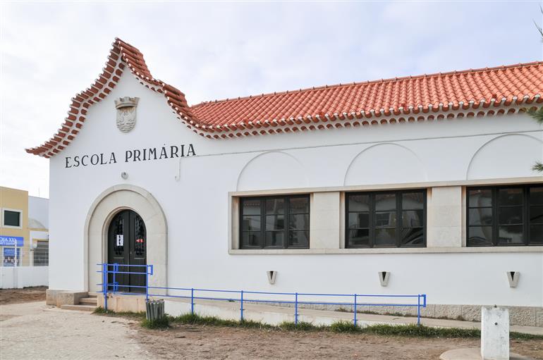 Toldo de proteção na zona de recreio na escola primária de Vila Nova de Milfontes